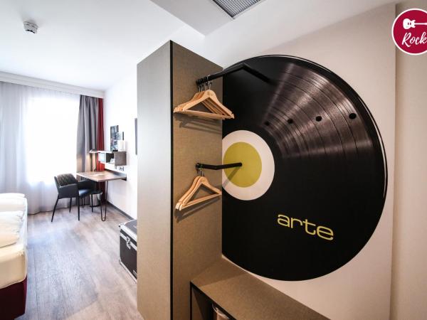 arte Hotel Wien Stadthalle : photo 2 de la chambre chambre double premium rock and roll