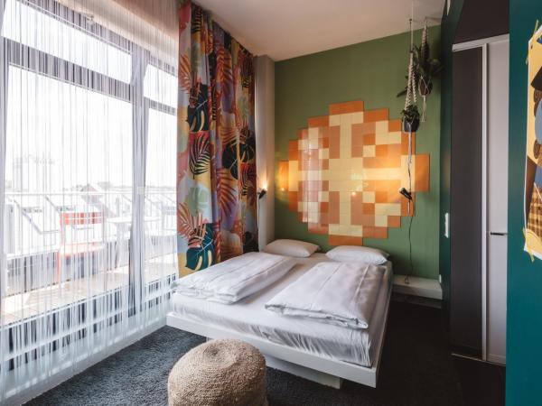 Superbude Hamburg Altona : photo 1 de la chambre chambre double avec balcon - l
