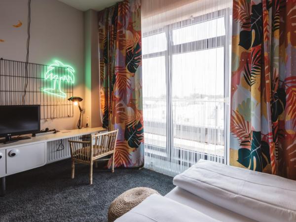 Superbude Hamburg Altona : photo 3 de la chambre chambre double avec balcon - l