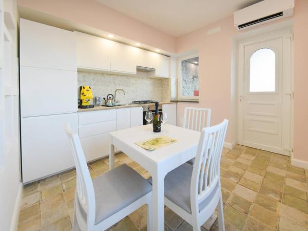 Belgodere di Mezzavia Apartments : photo 9 de la chambre suite deluxe avec baignoire spa