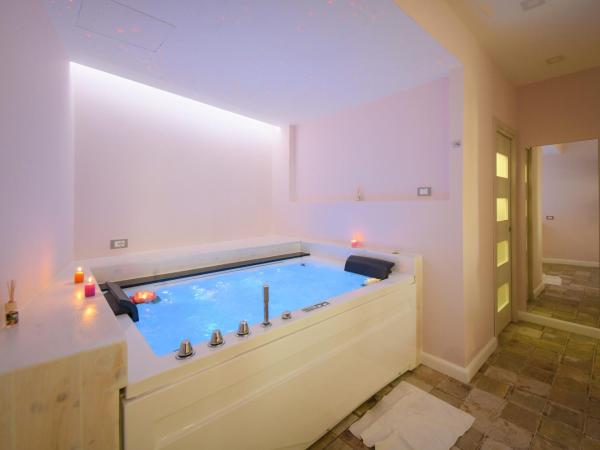 Belgodere di Mezzavia Apartments : photo 8 de la chambre suite deluxe avec baignoire spa