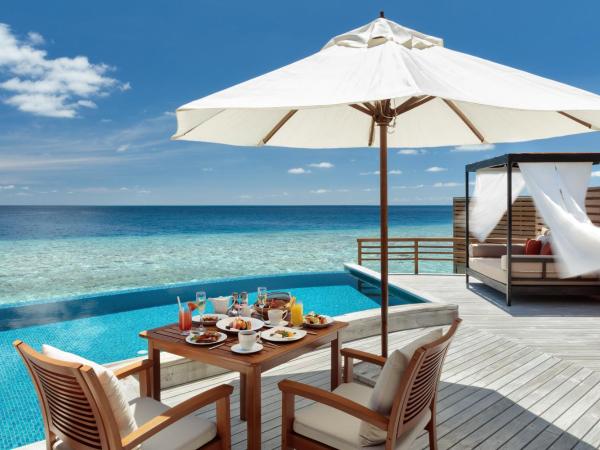 Baros Maldives : photo 9 de la chambre villa sur l'eau avec piscine privée