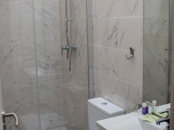 Indium City Panzió : photo 1 de la chambre chambre double avec salle de bains privative