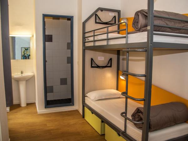 Auberge de Jeunesse HI Nice Les Camélias : photo 4 de la chambre chambre lits jumeaux avec douche 