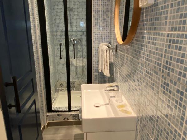 Hôtel boutique Quai d'Azur : photo 5 de la chambre chambre familiale climatisée avec terrasse privée