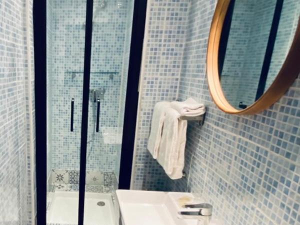 Hôtel boutique Quai d'Azur : photo 3 de la chambre chambre familiale climatisée avec terrasse privée