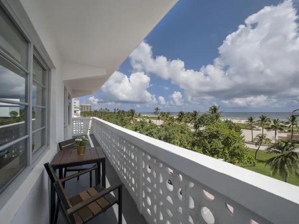 Strand Ocean Drive Suites : photo 2 de la chambre suite lit king-size avec balcon - vue directe sur océan - a301