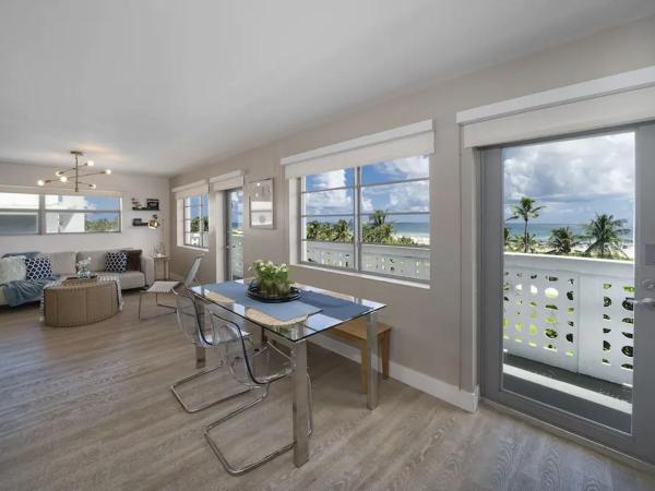 Strand Ocean Drive Suites : photo 3 de la chambre suite lit king-size avec balcon - vue directe sur océan - a301