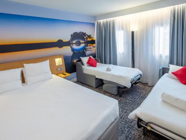 Novotel Toulouse Centre Compans Caffarelli : photo 6 de la chambre chambre supérieure avec 1 lit double et 2 lits simples