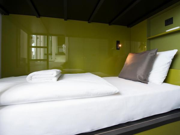 Wabi Hostels : photo 5 de la chambre chambre lits jumeaux standard avec salle de bains privative et toilettes communes