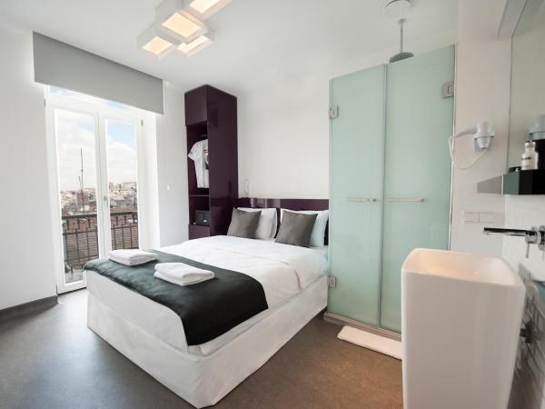 Wabi Hostels : photo 1 de la chambre chambre double supérieure avec salle de bains privative