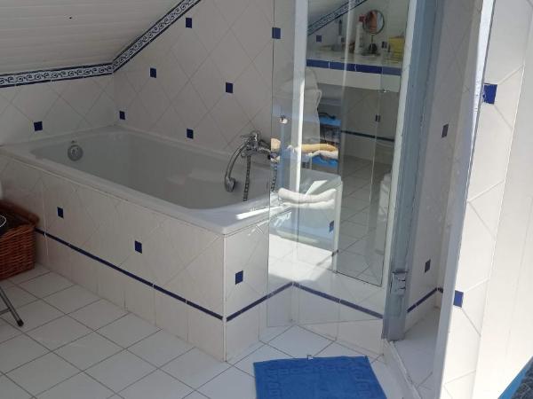 2 chambres et salle de bain un oasis de bien être Piscine et jardin Direct Gare Aéroport : photo 5 de la chambre chambre familiale avec salle de bains