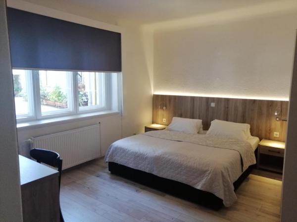 Pension Der Kretaner : photo 7 de la chambre chambre double - vue sur jardin