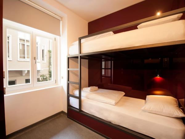 Wabi Hostels : photo 2 de la chambre lit dans dortoir supérieur de 4 lits avec salle de bains privative