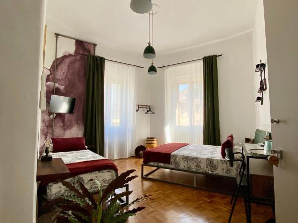 B&B Monteverdi L'Arancio : photo 4 de la chambre chambre triple avec salle de bains privative séparée