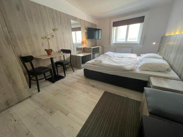 Pension Der Kretaner : photo 6 de la chambre chambre double avec salle de bains privative extérieure