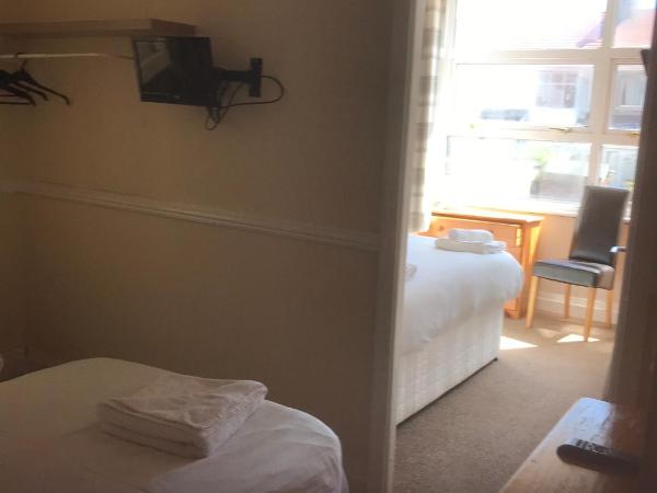 HOTEL242 : photo 1 de la chambre chambre quadruple avec douche