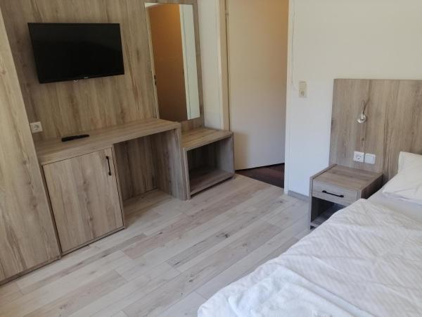 Pension Der Kretaner : photo 5 de la chambre chambre simple avec salle de bains extérieure privative