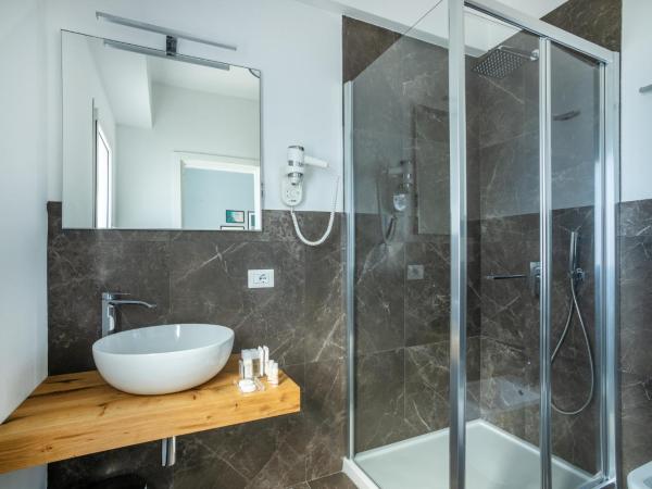 J Rooms : photo 2 de la chambre chambre double avec salle de bains privative
