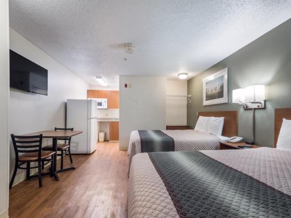 HomeTowne Studios by Red Roof Orlando South : photo 4 de la chambre studio room with two double beds smoking