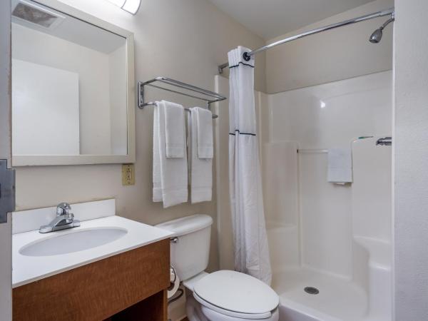 HomeTowne Studios by Red Roof Orlando South : photo 7 de la chambre studio queen room smoking