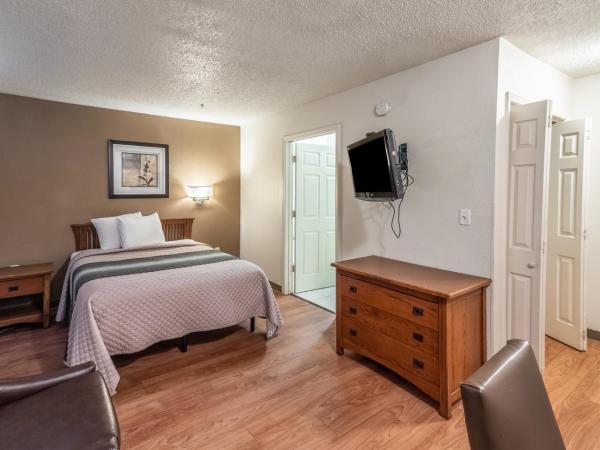 HomeTowne Studios by Red Roof Orlando South : photo 2 de la chambre studio queen room smoking