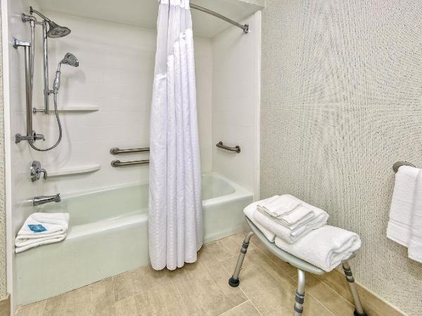 Holiday Inn Express Memphis Medical Center - Midtown, an IHG Hotel : photo 4 de la chambre chambre avec 2 lits queen-size - baignoire accessible aux personnes à mobilité réduite - non-fumeurs