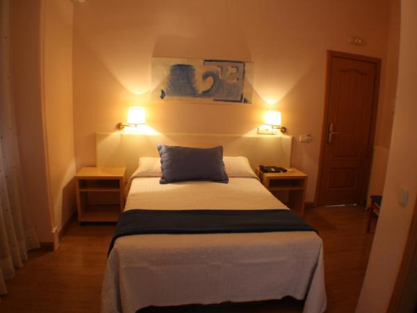 Hostal Santa Cruz : photo 9 de la chambre chambre double ou lits jumeaux