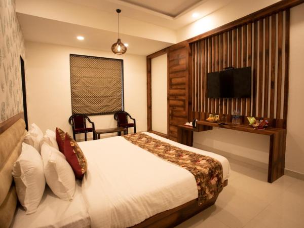 Hotel Bhairav Bagh with Swimming Pool : photo 10 de la chambre chambre lit king-size