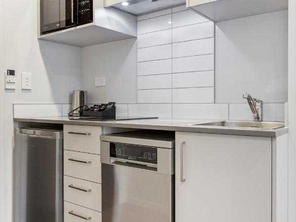 Ramada by Wyndham Newmarket Auckland : photo 7 de la chambre studio lit king-size avec kitchenette - face à l'autoroute