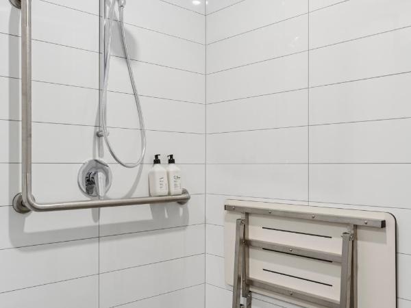 Ramada by Wyndham Newmarket Auckland : photo 8 de la chambre studio lit king-size et lit simple simple avec kitchenette - accessible aux personnes à mobilité réduite - ne donne pas sur autoroute