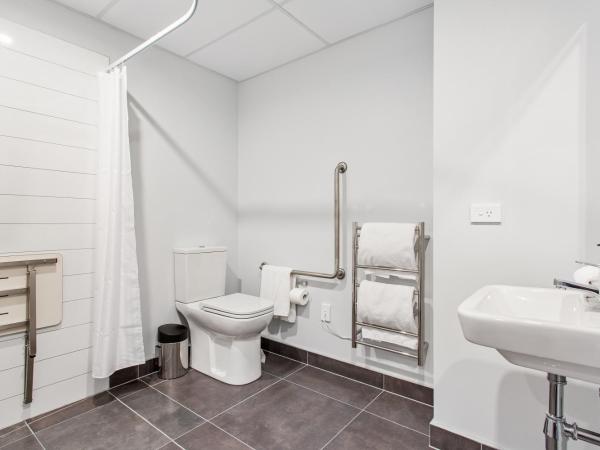 Ramada by Wyndham Newmarket Auckland : photo 7 de la chambre studio lit king-size et lit simple simple avec kitchenette - accessible aux personnes à mobilité réduite - ne donne pas sur autoroute