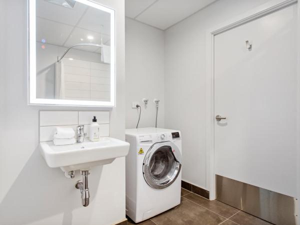 Ramada by Wyndham Newmarket Auckland : photo 9 de la chambre studio lit king-size et lit simple simple avec kitchenette - accessible aux personnes à mobilité réduite - ne donne pas sur autoroute