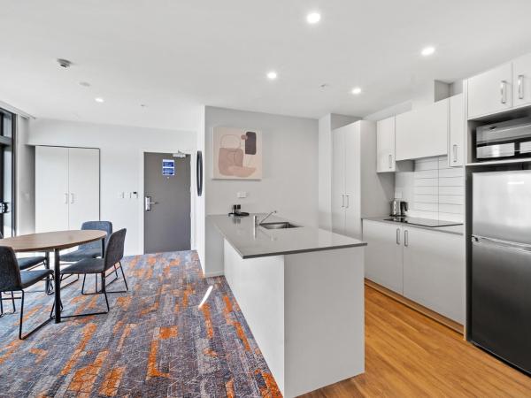 Ramada by Wyndham Newmarket Auckland : photo 5 de la chambre appartement 2 chambres lit king-size avec cuisine