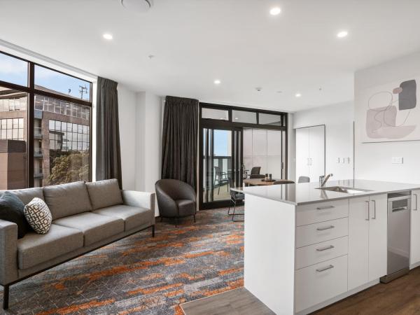 Ramada by Wyndham Newmarket Auckland : photo 2 de la chambre appartement 2 chambres lit king-size avec cuisine