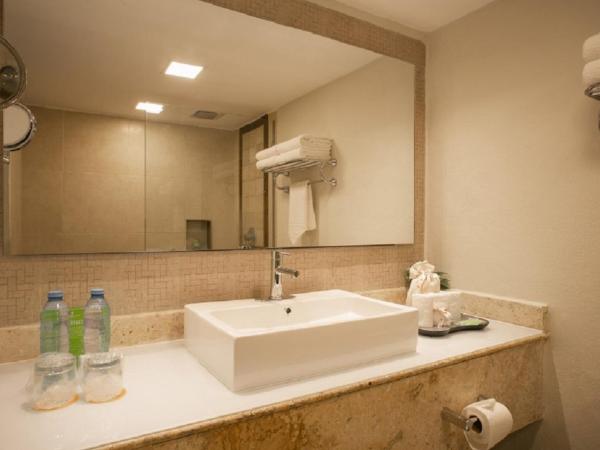 Sunscape Sabor Cozumel : photo 5 de la chambre hébergement lit king-size deluxe - vue tropicale