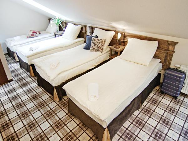 Five Stars Bed&Breakfast : photo 4 de la chambre chambre quadruple avec salle de bains privative