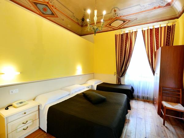 Hotel Iris : photo 10 de la chambre chambre lits jumeaux