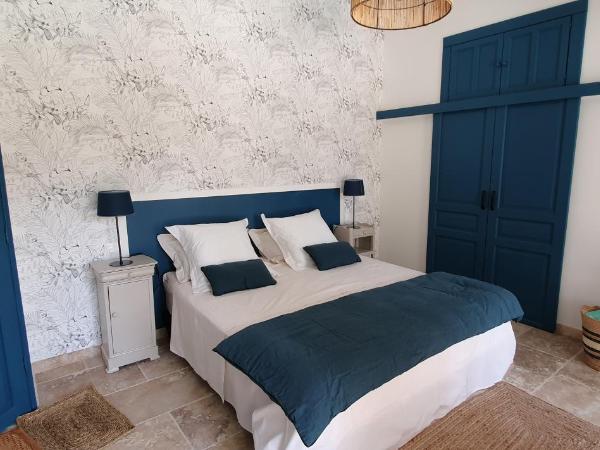 MAS DE LA FADETO : photo 1 de la chambre chambre double ou lits jumeaux deluxe - vue sur piscine