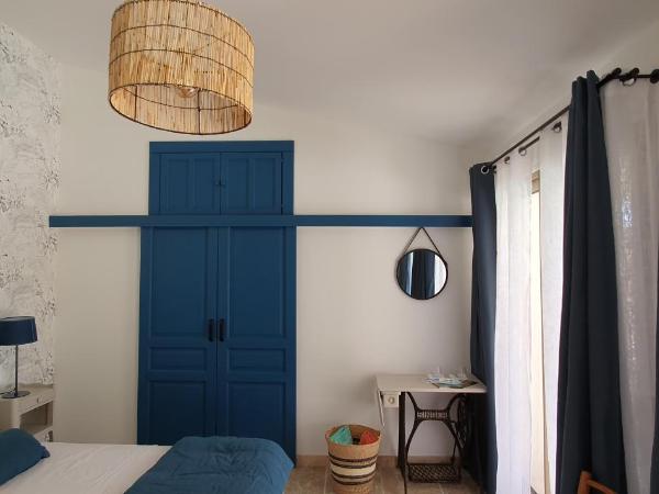 MAS DE LA FADETO : photo 6 de la chambre chambre double ou lits jumeaux deluxe - vue sur piscine