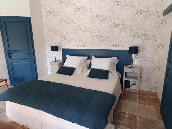 MAS DE LA FADETO : photo 5 de la chambre chambre double ou lits jumeaux deluxe - vue sur piscine