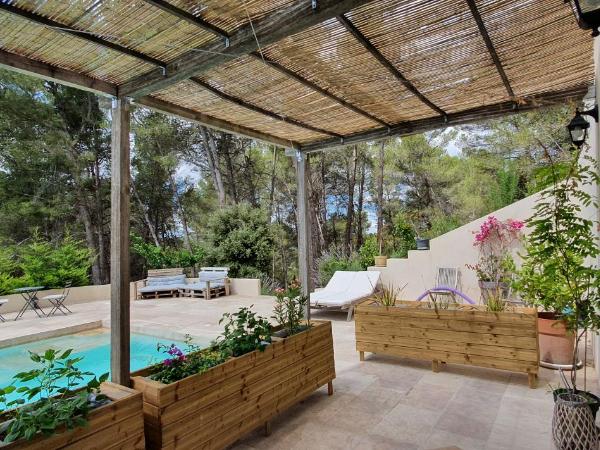 MAS DE LA FADETO : photo 7 de la chambre chambre double ou lits jumeaux deluxe - vue sur piscine