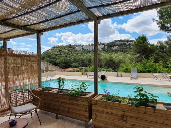 MAS DE LA FADETO : photo 2 de la chambre chambre double ou lits jumeaux deluxe - vue sur piscine