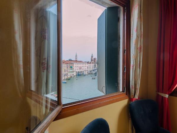 Locanda Ai Santi Apostoli : photo 3 de la chambre chambre double supérieure avec vue sur le grand canal 