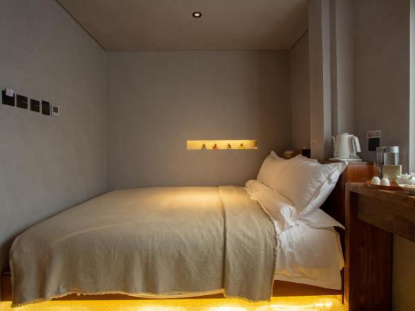 Refactoring Space Beijing Wang Fu Jing : photo 7 de la chambre chambre double avec salle de bains privative