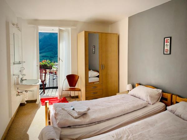 Weisses Rössli : photo 6 de la chambre chambre double ou lits jumeaux avec salle de bains commune