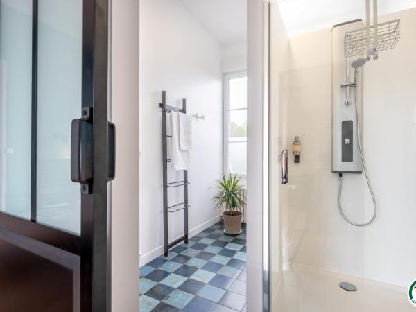 Chez Hortense : photo 5 de la chambre chambre double avec salle de bains privative