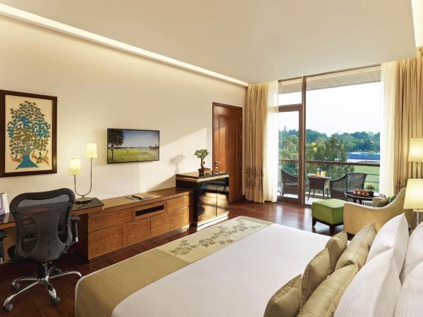 The Gateway Resort Damdama Lake : photo 1 de la chambre chambre lit king-size supérieure - vue sur jardin