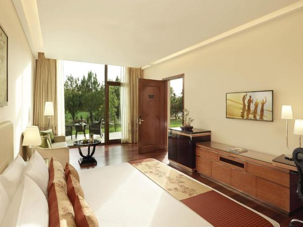 The Gateway Resort Damdama Lake : photo 2 de la chambre chambre de luxe avec lit king-size et vue sur le jardin