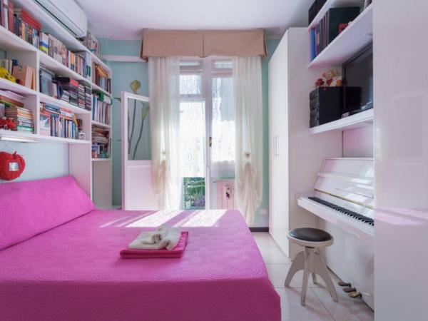 Bright & Cozy Room With Balcony : photo 2 de la chambre chambre double standard avec salle de bains commune